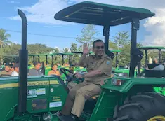 BUPATI DAN WAKIL BUPATI MAMUJU TENGAH MENYERAHKAN ALSINTAN KEPADA KELOMPOK TANI